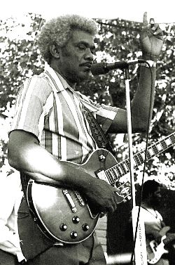 Mississippi Johnny Waters puts a spell on the crowd at Marin County Blues festival (1981)
