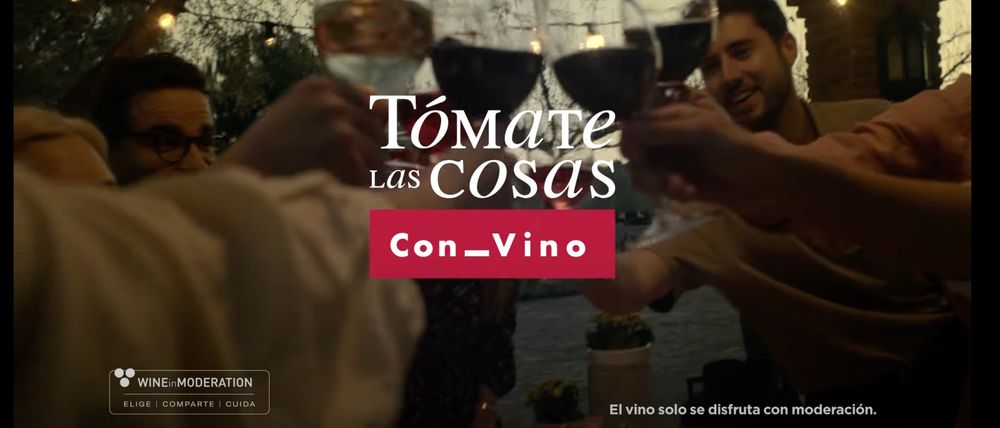 Tomate las Cosas Con Vino Ad featuring Brit Frisco song