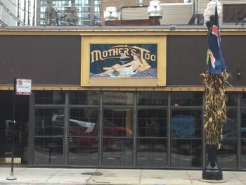 USA, Chicago (Gold Coast) - Mothers Too - www.motherstoo.com
