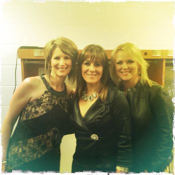 Backstage with Michelle Wright & Carolyn Dawn Johnson
