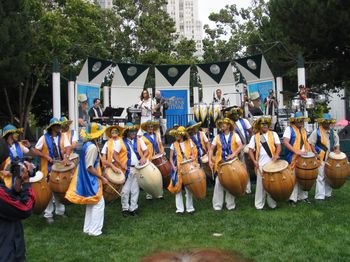 For aditional excitement, we brought the Candombe (Uruguayan rhythm) drumming group. Lonjas Del Golden gate" to play the song "Ayer Te Vi" with us. Fun!
