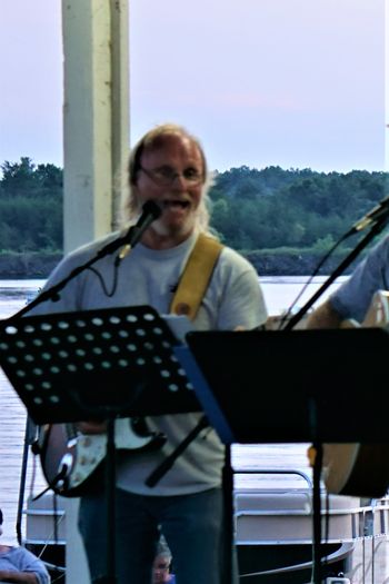 Dewayne sings with Trent at the Lake Tansi Concert
