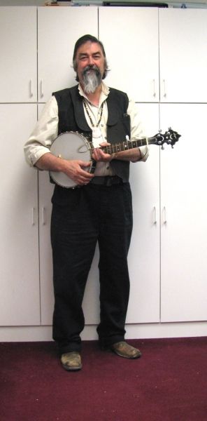 Dave_standing_with_banjo
