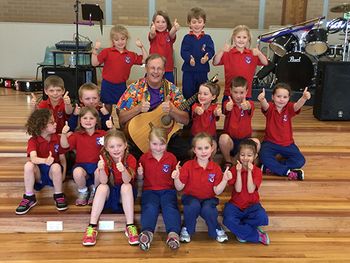 Narrabri West 2 Thumbs up with the Kindies!
