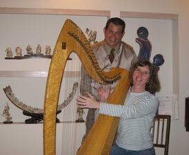 Kids_of_all_ages_try_the_harp_at_a_private_home_concert.JPG