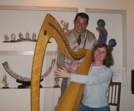 Kids_of_all_ages_try_the_harp_at_a_private_home_concert.JPG