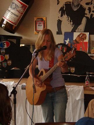 Jules performing an impromptu gig at De Statie.
