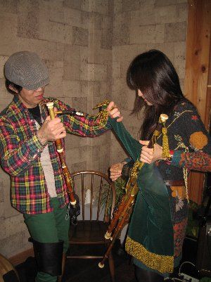 Ken Shows Emi his pipes!  Ken Matsusaka is one of the only Irish pipe makers in all Japan and a fine player!
