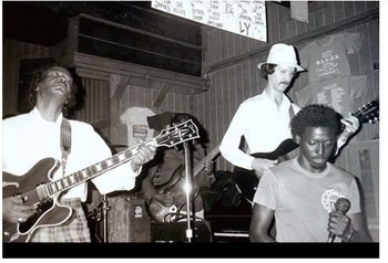 Larry (right) sings at BLUES, 191 withEddie Taylor Sr., Willie Black(hidden) and Illinois Slim
