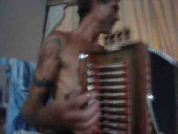 <A HREF="http://www.myspace.com/ralphewhite">ralph white</A> playing cajun tunes at gene's house, french quarter

