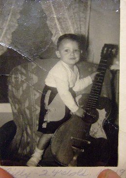Billy at 2 years of age: already playing guiar!
