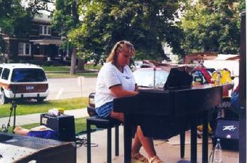 Holly playing outdoor concert for fund raiser
