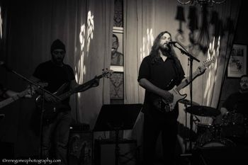 Live at Twilite Lounge in Fort Worth, January 2022 (photo by Rene Gomez)
