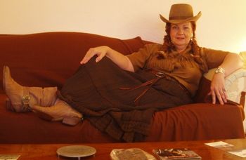 Cowgirl - Annie & sofa
