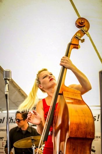 Lisa_Lynn_Slapping_bass_at_Cruise_For_Troops_2015
