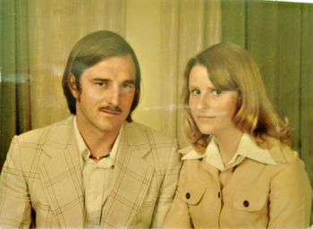 even Hodad 'Junior' (Alach) had a sneaky pair of beads hangin around his neck!!..... Max (Junior) and yvonne lookin kinda like.....the 'summery dressy safari' look.....a total mix-mash of fashion in the early seventies.....
