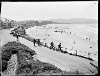 Looking along St Clair beach, Dunedin 1925
