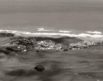 the rugged West Coast of Baileys Bch 1966.... Baileys...like a lot of west coast beaches...often had that double bank...one on the outside.. one on the inside!.......was not a lot of fun losing your board!!!
