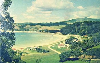 and Oakura (Northland)...summer of '69 ...sure looks like a sleepy little beachside village dosen't it!!....was so laid-back...i loved surfing there!!
