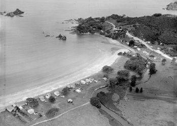 Oakura in the Whangaruru Bay .....summer of '59.... is a little bit sheltered from North/east swells but the place has a great vib about it.....south end of Oakura (here) can have a nice little bank sometimes...
