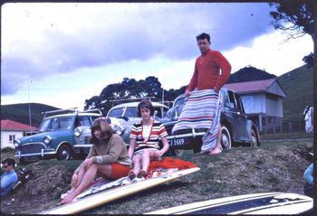 There's those 3 cars again...this time at Sandy Bay!! (Northland) Did these guys like travelling in convoy or something!!!....Laurie...Marika Lenards....Nola Durham...Max Atkins...Autumn of '67 kicks in!!!!
