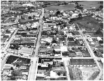 Looking straight up Cameron street with Rust Lane in the distance....1950 .....25+ years later Roger Crisp had his classic surf shop...very bottom of this picture...( bottom of Cameron street)!!....
