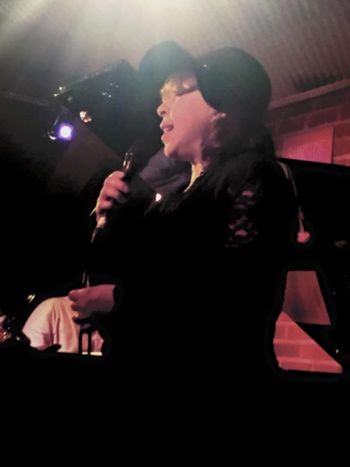 Leslie sings Billie Holiday, Sunside-Sunset Jazz Club, Paris.
