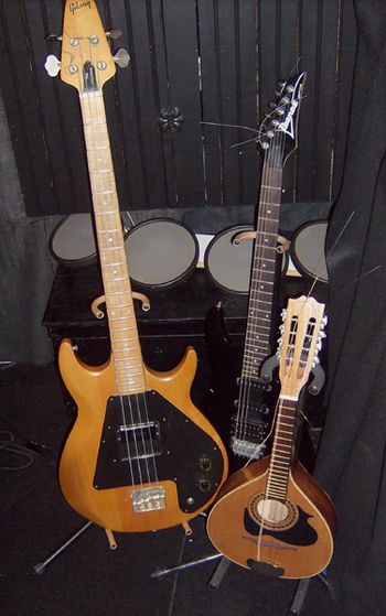 el_guitars_and_mando_002 the Grabber, a plain Ibinez and a mando
