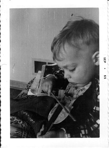 Pre-histroy #1 - My favorite toy at 3. I actually remember it. I don't think it really played, but I remember I could dink around with it for hours. Pretty amazing when you consider the attention span of your average 3 year old. So why did I not end up a fiddler?
