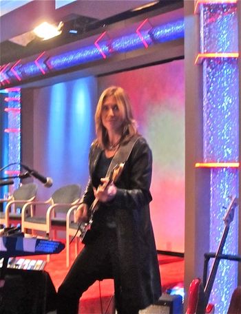 Guitar goddess Linda Taylor On the set of Whose Line is it Anyway
