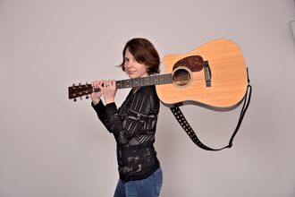 sarah huber, Dakotah, singer songwriter, Schweiz, guitar
