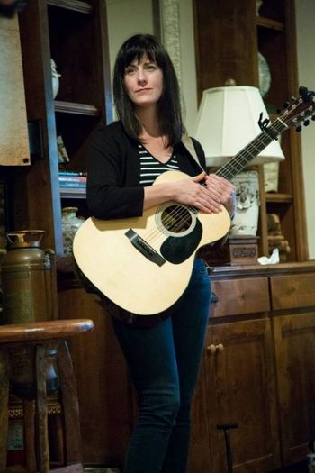 Me having alovely time at Michael Hatley's House concert in Dallas, TX - pic by Ira Hantz
