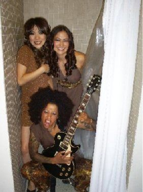 Rie, Bibi and Kiku in Chicago, in the shower?
