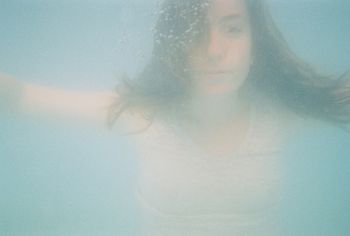 1,000 Pies album cover underwater photo by Ashley Dugan
