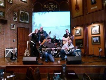 Runway 27, Left and the Hardrock Cafe Memphis team - Memphis, Tennessee (United States of America) - Photo: © 2013 by Erich Brandl
