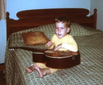 King's first strum on the guitar (1970)

