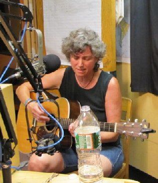 Lynn Hollyfield live on Acoustic Harmony
