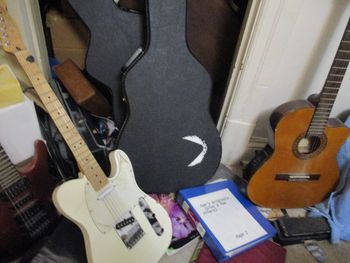 Fender Telecaster, Ibanez classical electric
