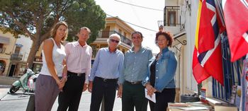 Torben together with Joakim Hansson (Win Win Win Marketing), Mayor Vicente Arques and members of the City Council of L'Alfas del Pi prior to the PR campaign for the sun documentary. May 2014.
