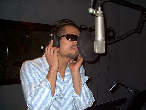  Sidow Sobrino dentro del estudio de grabación Grabando voces