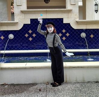 Mimes in holiday or traditional dress.      Strolling Magicians.