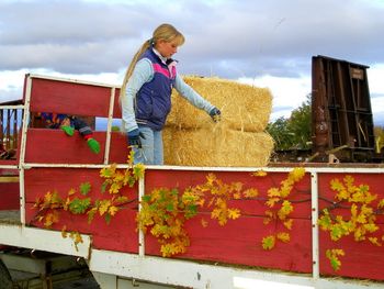 Decorating the wagon with fall colors and straw......
