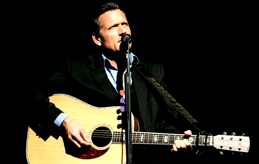 Robert grew up in Macon, Georgia (US). He has been a Johnny Cash fan since earliest childhood and may today very well be the most accomplished Johnny Cash singer and impersonator worldwide. For over fifteen years now based in Dresden, Germany. Since 2008 he is the voice and lead part in the critically highly acclaimed show production "THE CASHBAGS".