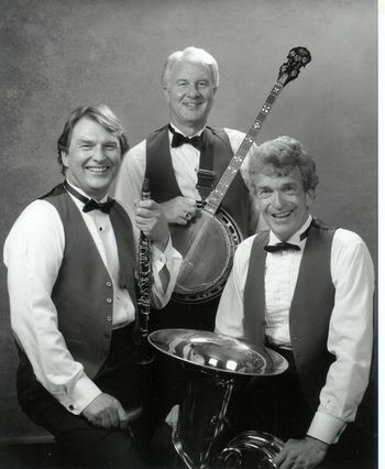 Dixieland Trio Fog City Band Andy Norblin, banjo & John Moore, tuba.
