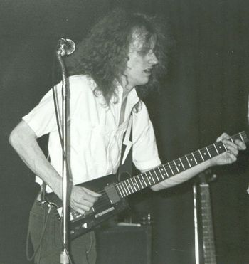 Dave plays his Steinberger, a guitar without a headstock that was popular in the 80s.
