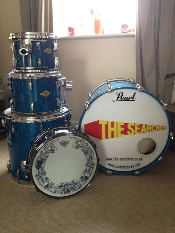 2011 A new Pearl Masters kit in blue sparkle meant a new skin was needed.
This skin was professionally made by Custom drum skins.
The design was taken from the bands first album, Meet The Searchers and became know as the Superman logo.
Both the bands and my websites were added.