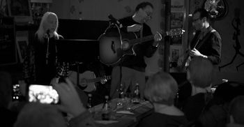 With Phil Peters & Cathy Watt at Mariposa Café, Montreal Photo: Jacques Bernier
