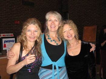 with Isabel Fryszberg and Tannis Slimmon at the 2008 CFMA awards (which we -the Sisters, as well as Tannis - won :-) Bravo!
