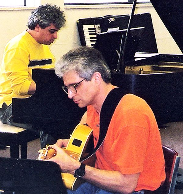 Jovino and Boukas rehearsing for the recording of Balaio.