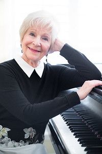 Photo of Artistic Director Toby Blumenthal at the piano